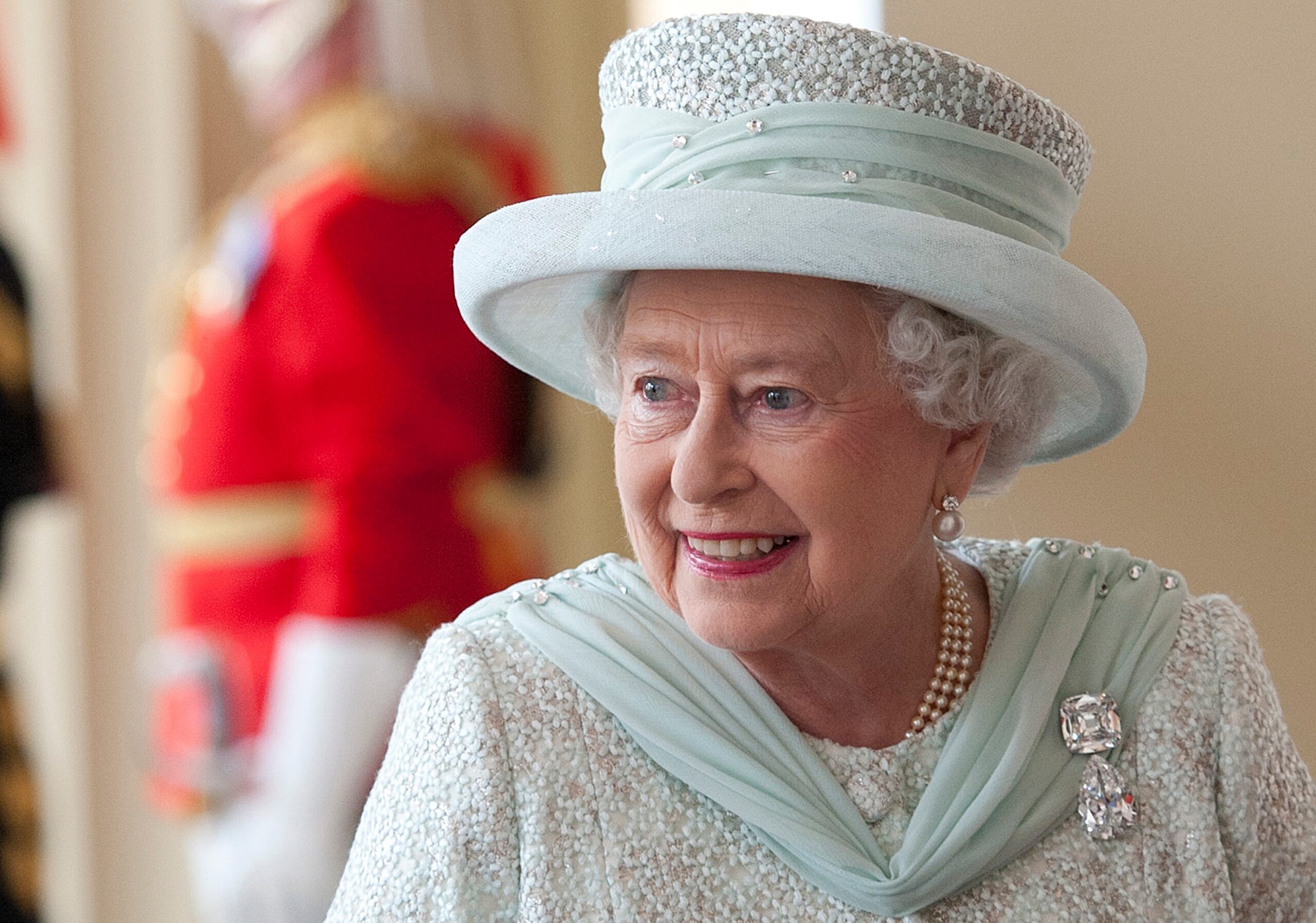 Elisabetta II: le creazioni orafe iconiche del suo regno